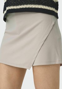JDY Shorts - chateau gray