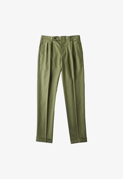 Olivgrüne Hosen mit gefälteltem Frontbereich, geraden Beinen und umgeschlagenen Säumen. Hergestellt aus Baumwollstoff, mit Front- und Rückentaschen.