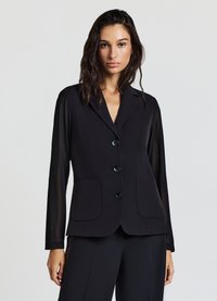 Blazer nero con design strutturato, caratterizzato da un colletto a scialle, quattro bottoni anteriori e maniche lunghe trasparenti. Include due tasche frontali.
