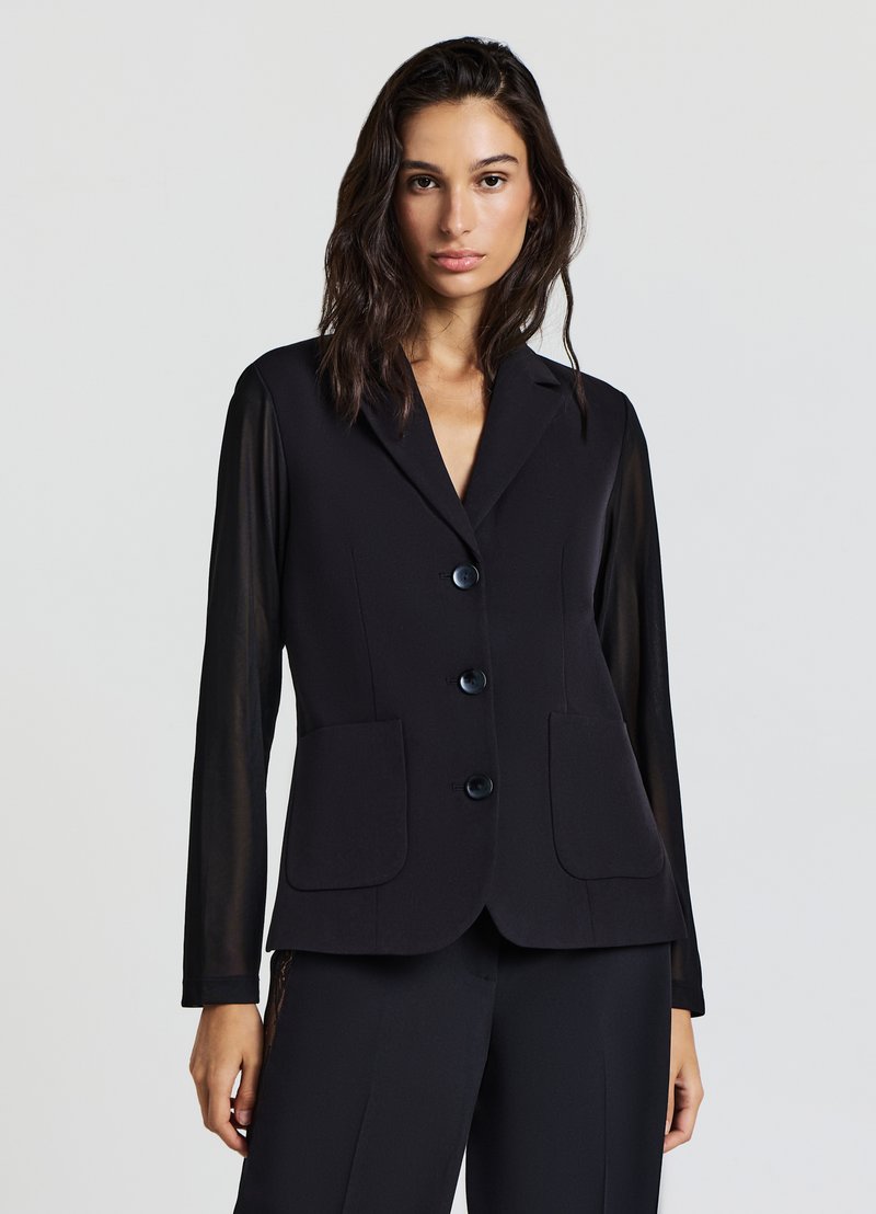 Blazer nero con design strutturato, caratterizzato da un colletto a scialle, quattro bottoni anteriori e maniche lunghe trasparenti. Include due tasche frontali.