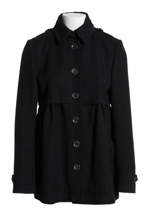 Manteau noir boutonné avec manches longues, col, épaulettes aux épaules et détail froncé à la taille sur un torse de mannequin blanc.