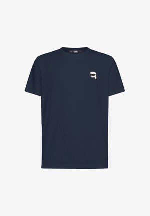 Camiseta de algodón azul marino de manga corta, con un pequeño logotipo gráfico en el pecho. Diseño de cuello redondo simple. Textura suave.