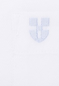 Biały materiał z teksturowanym wzorem, z jasnoniebieskim haftowanym logo w kształcie tarczy podzielonej na cztery kwadranty.