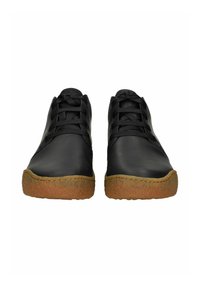 Baskets en cuir noir avec des orteils arrondis, des lacets noirs plats et une semelle en caoutchouc brun texturé. Design simple sans logos ni motifs visibles.