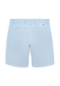 Pantaloni corti di cotone azzurro chiaro con una texture liscia, dotati di due tasche posteriori e passanti per la cintura. Design semplice e pulito, senza motivi o accenti visibili.