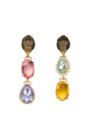 Kolczyki w kolorze złota z dwoma zawieszkami. Jeden z różowym owalnym kamieniem, drugi z fioletowym kamieniem w kształcie gruszki, ozdobione perłami i złotymi detalami.