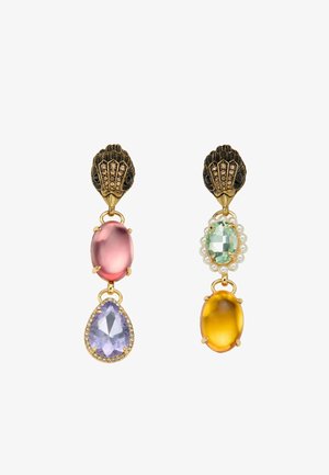 Boucles d'oreilles ton or avec deux pendentifs suspendus. L'un avec une pierre ovale rose, l'autre avec une gemme en forme de poire violette, agrémentés de perles et de détails dorés.