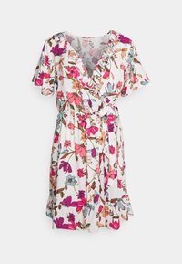 Květinové šaty v bílé barvě, s růžovými a modrými květy, s volánkovým výstřihem, krátkými rukávy a opaskem na vázání v pase.
