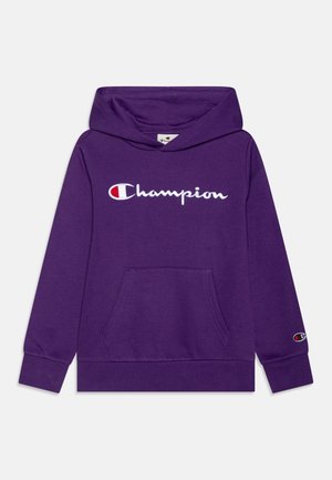 Lilla Champion-hoodie med kængurulomme foran, hvid Champion-logo tekst på brystet og lille logomærke på venstre ærme.