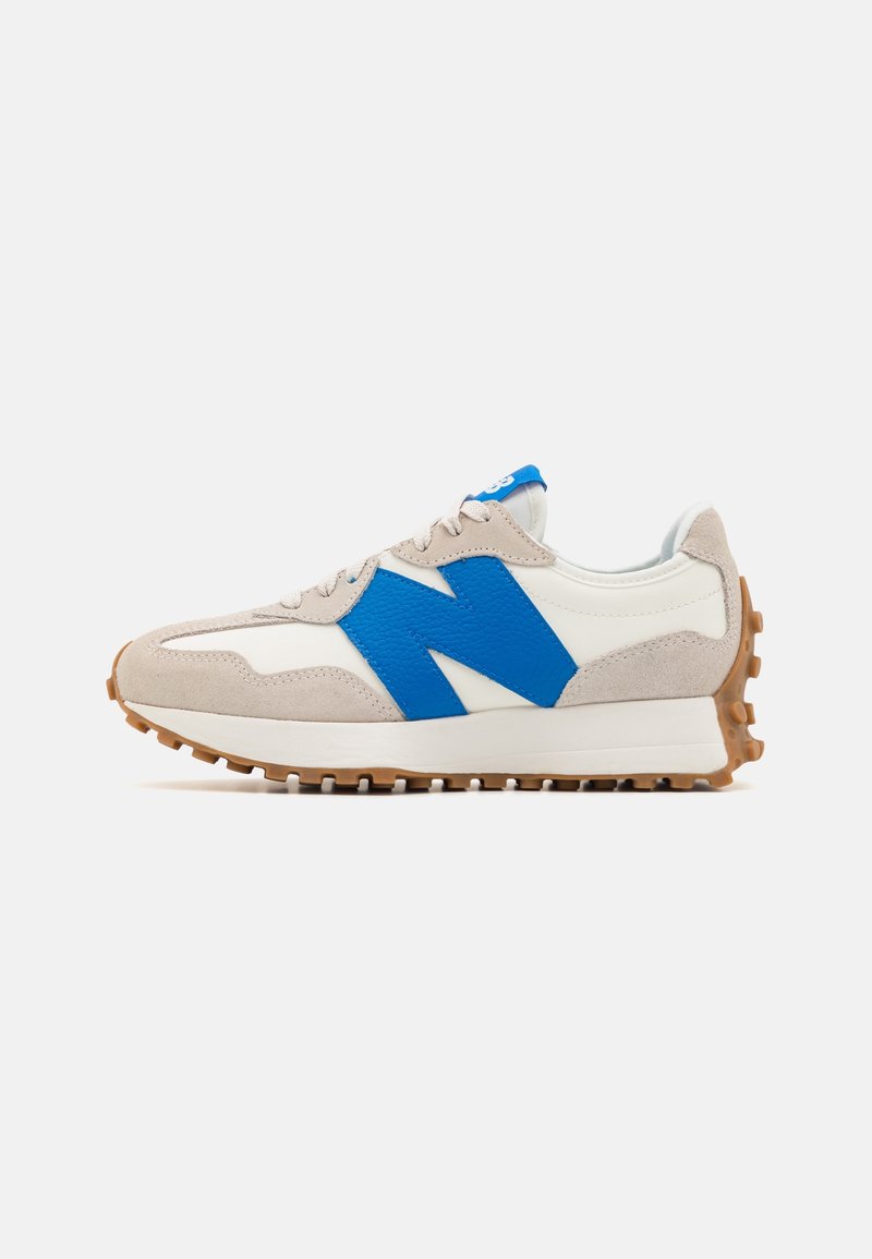 Baskets basses avec tige en daim blanc et beige, logo "N" bleu, semelle en gomme et fermeture à lacets, vues de l'extérieur.