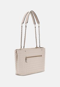 Bolso de mano de imitación cuero acolchado en color beige con asas duales de cuero y cadena, que cuenta con un bolsillo frontal con cremallera y una textura suave.