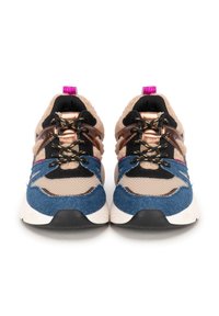 Zapatillas azul y beige con parte superior de malla, cuello de piel, acentos metálicos, cordones negros y una lengüeta en el talón de color rosa. Suela de goma negra.
