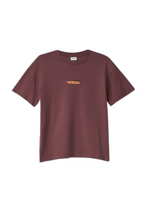 Kurzärmeliges, braunes T-Shirt mit Rundhalsausschnitt und kleinem orange-schwarzem Schriftzug "Go on vacations" auf der Brust, einfarbiger Hintergrund.