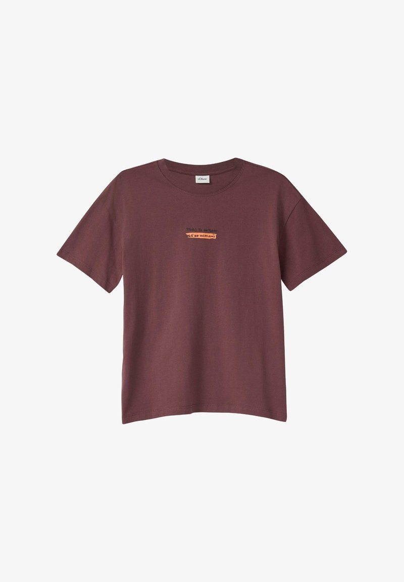 T-shirt à manches courtes marron avec col rond et petit texte orange et noir "Go on vacations" sur la poitrine, fond uni.