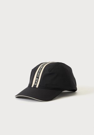 Sort baseballcap med to lodrette beige striber og "EA7 Emporio Armani"-logo foran, vist på en enkel lys baggrund.