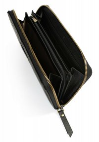 Zwart leren portefeuille met een gestructureerd oppervlak, gouden rits, meerdere compartimenten en een afneembare polsriem voor veilige draagbaarheid.