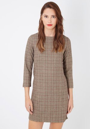 Vestido de cuadros marrón con silueta recta, mangas tres cuartos y escote redondo; presenta tonos variados de marrón y líneas rojas.
