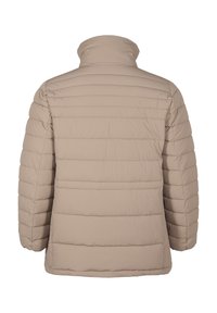 Beige péřová bunda s horizontálním prošíváním, vysokým límcem a hladkou texturou; má boční vsazené kapsy.