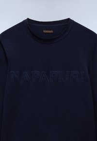 Mornarska majica s kratkimi rokavi in okroglim izrezom, ki ima teksturirano vtisnjeno "NAPAPIJRI" logo na prsih. Mehka tkanina iz mešanice bombaža.