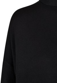 Schwarzer Strickpullover mit hohem Kragen. Zeigt einen lockeren Schnitt, gerippte Textur und weiches Material. Der Stoff wirkt glatt ohne sichtbare Muster.