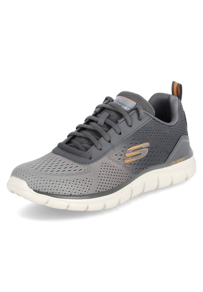 Scarpa atletica grigia con tomaia in rete, accenti arancioni a contrasto, punta arrotondata e suola bianca leggera; presenta un design con lacci e un colletto imbottito.