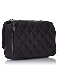 Bolso de mano de cuero negro acolchado con forma rectangular, acentos de hardware dorado y una textura suave, con costuras detalladas.