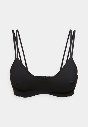 Μαύρο επενδεδυμένο σουτιέν με διπλούς λεπτούς ρυθμιζόμενους ιμάντες στους ώμους και κούμπωμα στη πλάτη, εμφανίζεται σε απλό φωτεινό φόντο.
