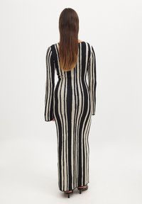 NA-KD Stickad klänning - black beige