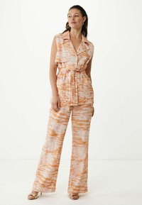 Lättviktig, ärmlös jumpsuit i linneblandning i persika och kräm med abstrakta mönster, bälte i midjan och vida byxben.