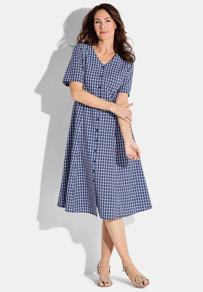 Navy-blaues Gingham-Kleid mit kurzen Ärmeln, V-Ausschnitt und Knopfleiste. Ausgestellter Rock und gerade Silhouette, aus leichtem Stoff gefertigt.