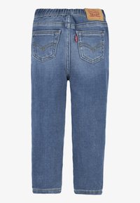 Vaqueros de denim con un lavado azul claro, con una cinturilla elástica, cinco bolsillos y detalles en el bolsillo trasero con costuras contrastantes.