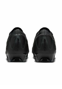 Zwarte voetbalschoenen met een gestructureerde bovenkant, gevoerde kraag en spikes op de zool. Heeft een slank ontwerp met subtiele branding op de hiel.