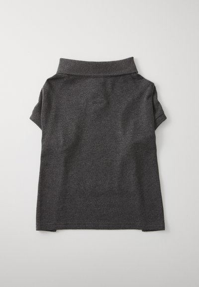 Polo shirt gris foncé avec un col, des manches courtes et une texture douce. Présente un motif chiné subtil et un design à coupe ample.
