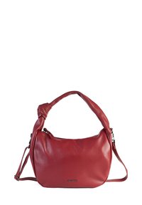 Rode leren schoudertas met een geknoopte handgreep en een verstelbare strap, voorzien van een klein metallic merkembleem aan de voorkant.