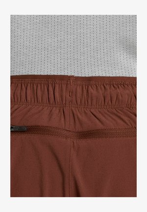 Pantaloncini bordeaux con vita elastica, caratterizzati da piccoli fori per la ventilazione e una texture del tessuto liscia.