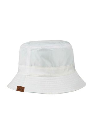 Sombrero tipo bucket blanco con tela sólida, ala ancha y una etiqueta de logo de cuero marrón. Presenta detalles de costura en la banda y la corona.