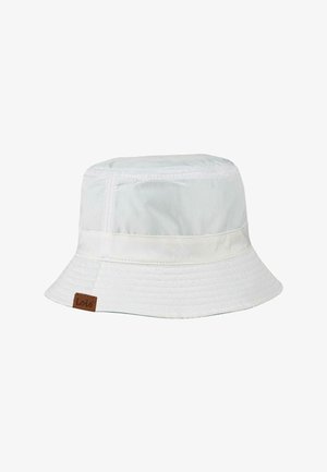 Sombrero tipo bucket blanco con tela sólida, ala ancha y una etiqueta de logo de cuero marrón. Presenta detalles de costura en la banda y la corona.