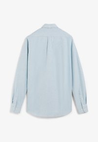 Vista posterior de una camisa de manga larga a rayas en azul claro y blanco. Presenta un cuello de camisa con botones, puños abotonados y un dobladillo recto.