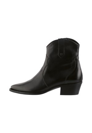 - Ankle boot