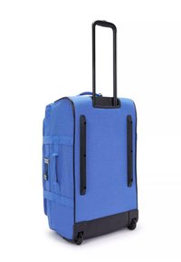 Valigia blu con ruote realizzata in tessuto resistente. Dotata di manico retrattile, due dettagli laterali e una base nera solida con ruote.