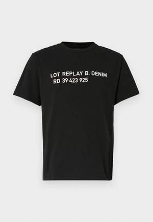 T-shirt nera in cotone con maniche corte, con testo bianco: "LOT REPLAY B. DENIM RD 39 423 925" centrato sul petto.