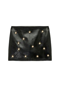 Schwarze Leder-Clutch mit matter Oberfläche, verziert mit goldenen Nieten, die in einem Muster angeordnet sind. Rechteckige Form mit flachem Profil.