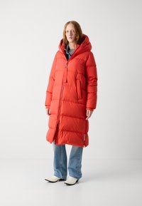 Marc O'Polo PUFFER COAT WITH HOOD SIDE SLITS WITH ZIPPER WELT POCKETS BACKPACK BELTS - Sulemantel - poppy red