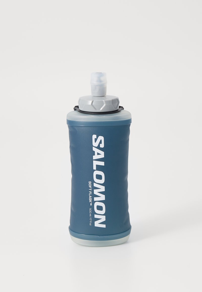 Botella flexible de color azul suave con una tapa gris, presenta un destacado logotipo blanco de "SALOMON" y una válvula de mordida para un fácil acceso a la hidratación.