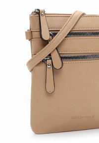 Borsa a tracolla in pelle marrone chiaro con diverse tasche con cerniera, cinturini regolabili e dettagli di cuciture sottili. Nome del marchio impresso alla base.
