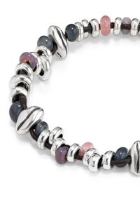 Pulsera de cuentas plateadas y de colores con una mezcla de elementos lisos y texturizados, con cuentas rosas, moradas y grises sobre un cordón oscuro.