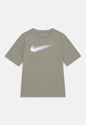 T-shirt a maniche corte di colore verde oliva, realizzata in soffice cotone, con il logo Nike a forma di swoosh bianco stampato sul davanti. Collo rotondo e design semplice.