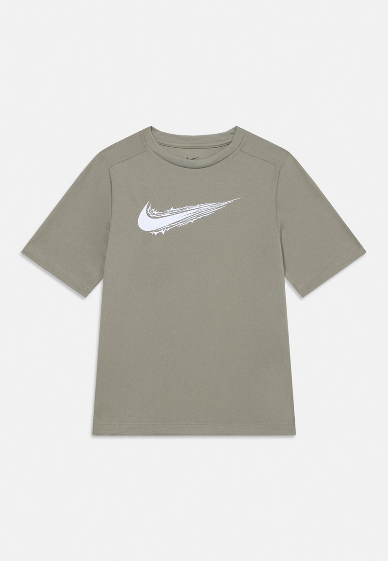 Camiseta de manga corta en color verde oliva, hecha de algodón suave, con un logo de swoosh blanco de Nike impreso en el frente. Cuello redondo y diseño sencillo.