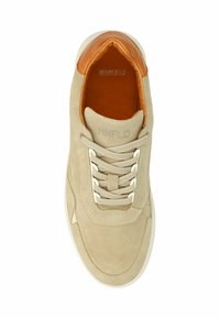 Beige suède sneakers met een tan leren accent op de kraag, witte vetersluiting en een gestructureerde rubberen zool. Bevat de merknaam "MNFLD."
