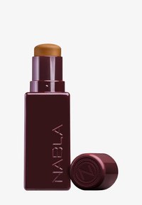 Podkład w sztyfcie w prostokątnym, ciemno burgundowym opakowaniu z złotym wieczkiem; z napisem "NABLA" wytłoczonym na boku. Gładka tekstura powierzchni.